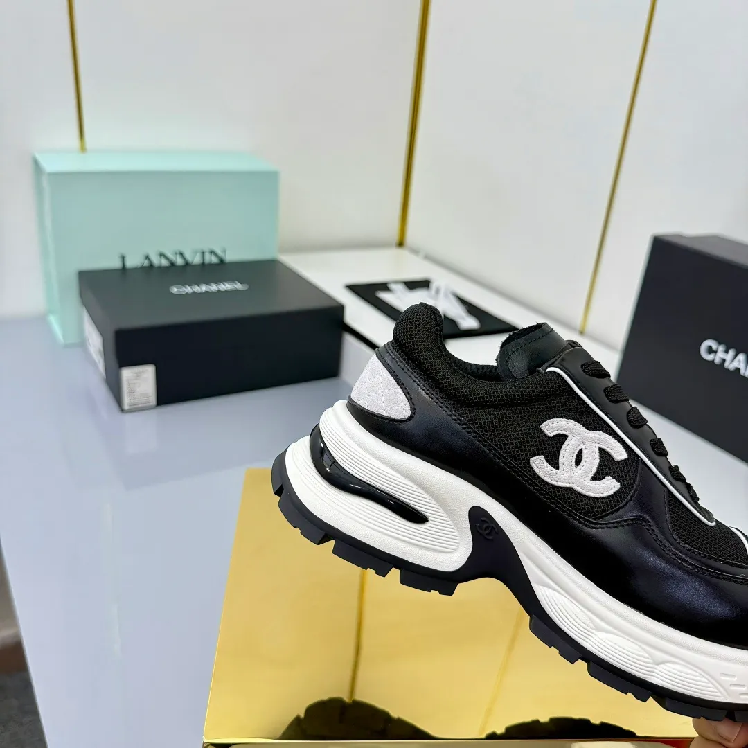👟👟Ex-factory price 700👟👟 Chanel casual small leather shoes ~ original calfskin panda shoes Chanel 25C latest hot style panda black and white sports shoes casual sneakers small fragrance hot item classic black and white panda color coco girls must pay for it Fabric: original customized first-layer cowhide Inner: original imported breathable mesh lining Outsole: Original molded rubber + TPU combination Size: Women's 35-41